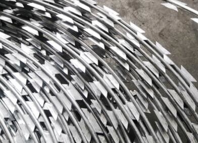 Yüksek Güvenlikli BTO10 Jiletli Dikenli Tel Paslanmaz Çelik Çekirdek ve Galvaniz Kaplı
