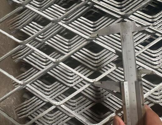 Elmas Delik Şekilli Genişletilmiş Metal Mesh 0.5-6.0mm Kalınlık Düz Yüzey Dekorasyon İçin